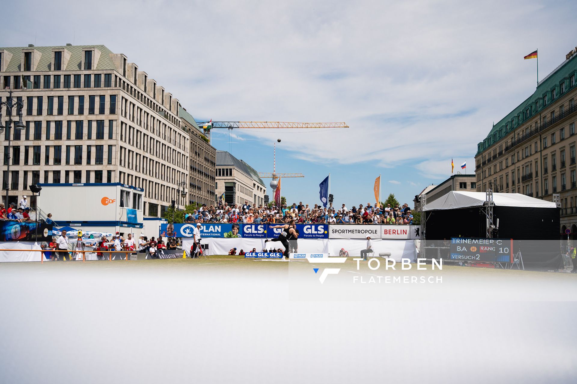 Cedric Trinemeier (MTG Mannheim) beim Kugelstossen waehrend der deutschen Leichtathletik-Meisterschaften auf dem Pariser Platz am 24.06.2022 in Berlin